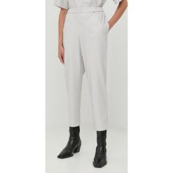 BOSS spodnie damskie kolor szary proste high waist. Szare spodnie materiałowe Boss, bez wzorów, z materiału, z podwyższonym stanem. W wyprzedaży za 689.99 zł.