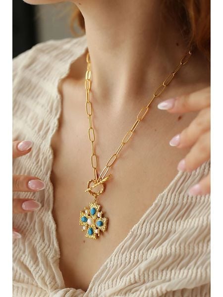Pierres delicates Pozłacany naszyjnik z turkusami - dł. 47 cm rozmiar: onesize. Niebieskie naszyjniki Pierres delicates, z materiału, z perłą, pozłacane. Za 92.42 zł.