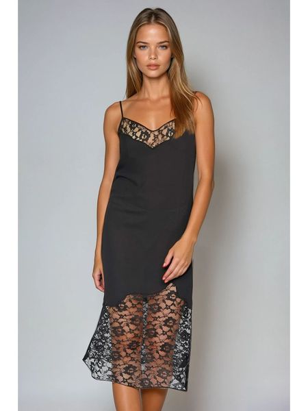 Monki Sukienka w kolorze czarnym rozmiar: 34. Czarne sukienki Monki, bez wzorów, z koronki, bez kołnierzyka, bez ramiączek, midi. Za 43.99 zł.