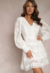 Biała Haftowana Sukienka Mini z Guzikami i Ażurowymi Wstawkami Albastra. Białe sukienki Renee, m, w ażurowe wzory, boho, bez kołnierzyka, bez ramiączek, mini. W wyprzedaży za 187.99 zł.