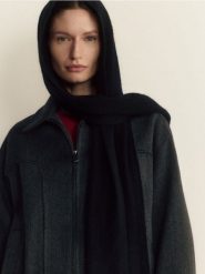 Wełniany szal z kaszmirem - czarny. Czarne szaliki i kominy Reserved, bez wzorów, z kaszmiru. W wyprzedaży za 139.99 zł.