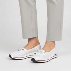 Półbuty damskie S.Barski, cholewka ze skóry naturalnej gładkiej z perforacją wsuwany fason dekoracyjna kokardka zaokrąglony nosek kontrastowe wstawki. Białe półbuty wsuwane S.BARSKI, bez wzorów, ze skóry, bez obcasa, na płaskiej podeszwie. Za 189.00 zł.