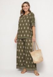 Ciemnozielony Komplet Wiskozowy w Boho Print Bluzka z Krótkim Rękawem i Szerokie Spodnie Natilene. Zielone bluzki Born2be, l, bez wzorów, z materiału, boho, bez kołnierzyka, bez ramiączek. Za 119.99 zł.