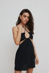 Sukienka z muślinu z wiązaniem na szyi w kolorze CZARNYM - LAVRA-XS. Czarne sukienki Marsala, na co dzień, xs, bez wzorów, z bawełny, eleganckie, bez kołnierzyka, bez ramiączek, mini, dopasowane. W wyprzedaży za 57.48 zł.