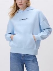 Bluza z napisem - jasnoniebieski. Niebieskie bluzy Reserved, l, bez wzorów, z bawełny, bez ramiączek, bez kaptura. Za 129.99 zł.