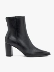 Czarne wyższe botki. Czarne botki Ryłko, bez wzorów, ze skóry, eleganckie, za kostkę, bez obcasa, na słupku, bez zapięcia. Za 549.99 zł.