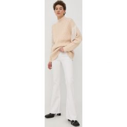 Bruuns Bazaar sweter damski kolor beżowy ciepły z półgolfem. Brązowe swetry Bruuns Bazaar, l, bez wzorów, z dzianiny, bez ramiączek. W wyprzedaży za 449.99 zł.
