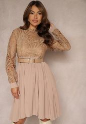 Beżowa Sukienka Retro z Paskiem z Ekoskóry Ozdobiona Ażurową Koronką Nevelime. Brązowe sukienki Renee, m, w ażurowe wzory, z koronki, eleganckie, bez kołnierzyka, bez ramiączek, mini, dopasowane. W wyprzedaży za 153.99 zł.