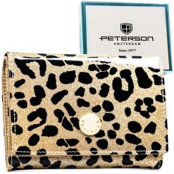 Portfel damski ze skóry ekologicznej i naturalnej w złotym kolorze w cętki - Peterson. Żółte portfele Peterson, bez wzorów, ze skóry ekologicznej. Za 114.99 zł.