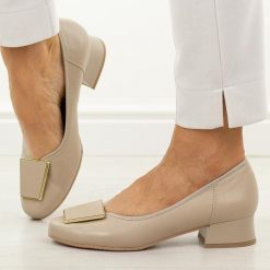 Beżowe skórzane Polskie czółenka damskie na obcasie Góral 1932. Brązowe czółenka Góral, na jesień, z aplikacjami, ze skóry, biznesowe, z okrągłym noskiem, bez obcasa, na obcasie, bez zapięcia. Za 419.00 zł.