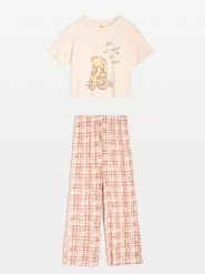 Bawełniana piżama dwuczęściowa Winnie the Pooh - kremowy. Białe piżamy Sinsay, l, bez wzorów, z bawełny, bez kołnierzyka, bez ramiączek. Za 59.99 zł.