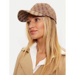 Czapka z daszkiem Guess. Brązowe czapki z daszkiem Guess, z aplikacjami. Za 139.99 zł.