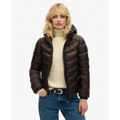 Damska kurtka z kapturem Superdry Fuji. Brązowe kurtki Superdry, bez wzorów, z puchu, eleganckie, z kapturem. Za 425.50 zł.