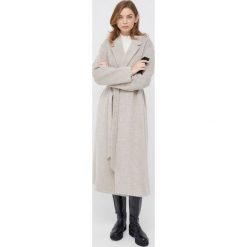 Calvin Klein płaszcz wełniany kolor beżowy przejściowy. Brązowe płaszcze Calvin Klein, bez wzorów, z wełny, klasyczne, bez kaptura. Za 2,689.90 zł.