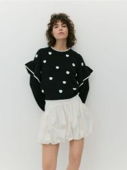 Bawełniany sweter w serca - czarny. Czarne swetry Reserved, l, bez wzorów, z bawełny, bez ramiączek. W wyprzedaży za 139.99 zł.