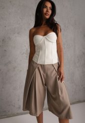 Beżowe Szerokie Szorty Eleganckie Bermudy High Waist z Zaszewkami w Talii Choniala. Brązowe szorty Renee, bez wzorów, biznesowe. Za 119.99 zł.