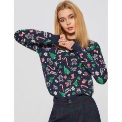 Bluza ze świątecznym nadrukiem all over - Granatowy. Bluzy marki DOMYOS. W wyprzedaży za 49.99 zł.