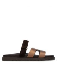 Steve Madden Klapki Missile-E 11003504 Brązowy. Brązowe klapki Steve Madden, bez wzorów, z materiału, bez obcasa, bez zapięcia. Za 429.99 zł.