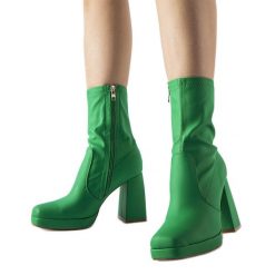 Zielone matowe botki na wysokim słupku Isauro. Zielone botki bez wzorów, z tworzywa sztucznego, eleganckie, za kostkę, bez obcasa, na słupku, bez zapięcia. Za 89.95 zł.