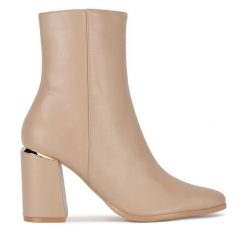 Botki Nine West. Brązowe botki Nine West, bez wzorów, bez obcasa, na słupku, bez zapięcia. Za 195.99 zł.