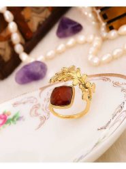 L'Atelier de Gaia Pozłacany pierścionek z agatem rozmiar: onesize. Czerwone pierścionki L'Atelier de Gaia, z agatem, pozłacane. Za 64.95 zł.