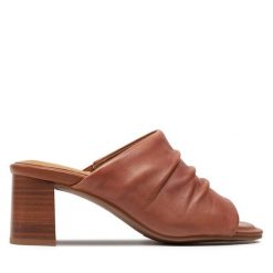 Klapki Tamaris. Brązowe klapki Tamaris, bez wzorów, bez obcasa, bez zapięcia. Za 209.99 zł.