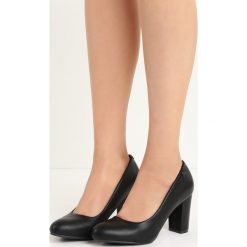 Czarne Czółenka In Your Arms. Czółenka marki Born2be. Za 39.99 zł.