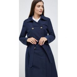 Joop! trencz damski kolor granatowy przejściowy. Niebieskie płaszcze Joop!, bez wzorów, z materiału, klasyczne, bez kaptura. Za 1,389.90 zł.