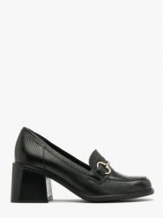 Czarne mokasyny z platynową ozdobą na cholewce. Czarne mokasyny Ryłko, z aplikacjami, ze skóry, z okrągłym noskiem. W wyprzedaży za 299.99 zł.