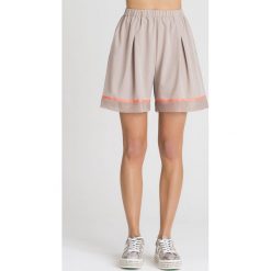 SZORTY Twinset U&B. Brązowe szorty Twinset U&B, bez wzorów. Za 257.40 zł.