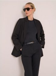 Klasyczna marynarka z ozdobnymi guzikami - czarny. Czarne marynarki i żakiety Sinsay, l, bez wzorów, klasyczne, bez ramiączek. Za 59.99 zł.