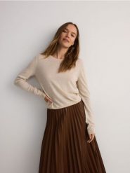 Sweter z wełną - beżowy. Brązowe swetry Reserved, l, bez wzorów, z dzianiny, bez ramiączek. W wyprzedaży za 59.99 zł.