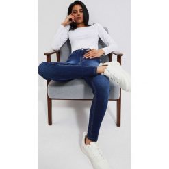 Jeansy push up z przetarciami na udach granatowe. Niebieskie jeansy MOODO, xs, bez wzorów, z bawełny, długie. W wyprzedaży za 41.99 zł.