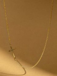 L instant d Or Naszyjnik "Petite croix" z elementem ozdobnym - dł. 42 cm rozmiar: onesize. Żółte naszyjniki L instant d Or, z materiału, złote. Za 972.95 zł.