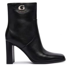 Botki Guess. Czarne botki Guess, z aplikacjami, bez obcasa, na słupku, bez zapięcia. Za 764.99 zł.