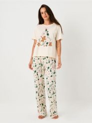 Świąteczna piżama dwuczęściowa z nadrukiem gałązek i piernikowego ludzika - kremowy. Białe piżamy Sinsay, l, bez wzorów, bez kołnierzyka, bez ramiączek. Za 49.99 zł.