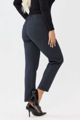 Granatowe spodnie Liora - elegancja i komfort w jednym PLUS SIZE XXL OVERSIZE JESIEŃ. Niebieskie spodnie materiałowe Moda Size Plus Iwanek, bez wzorów, z poliesteru, biznesowe, krótkie. Za 199.90 zł.