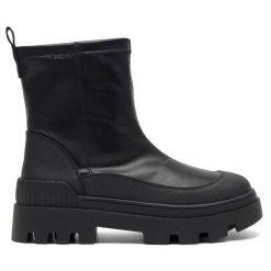 Botki JENNY. Czarne botki Jenny, bez wzorów, bez obcasa, na płaskiej podeszwie, bez zapięcia. Za 84.99 zł.