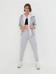 Bluza z kapturem - szary. Szare bluzy z kapturem Sinsay, l, bez wzorów, z bawełny, z kapturem. Za 49.99 zł.