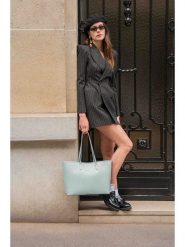 Victor & Hugo Paris Skórzany shopper bag "Cannes" w kolorze błękitnym rozmiar: onesize. Niebieskie shopper bag Victor & Hugo Paris, bez wzorów, z materiału, na ramię, bez dodatków. Za 416.77 zł.