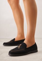 Czarne Mokasyny z Imitacji Zamszu Zdobione Aplikacją z Zawieszkami Peleg. Czarne mokasyny Born2be, z aplikacjami, z jeansu. Za 99.99 zł.