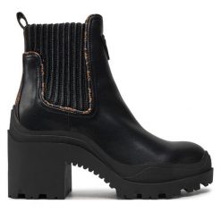 Botki Guess. Czarne botki Guess, z aplikacjami, bez obcasa, na słupku, bez zapięcia. Za 429.99 zł.