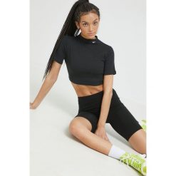 Reebok Classic t-shirt damski kolor czarny z półgolfem. Czarne t-shirty Reebok Classic, bez wzorów, z dzianiny, bez kołnierzyka, bez ramiączek. W wyprzedaży za 99.99 zł.