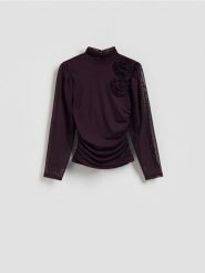 Bluzka z kwiatową aplikacją - ciemnofioletowy. Fioletowe bluzki Reserved, l, z aplikacjami, z dzianiny, bez kołnierzyka, bez ramiączek. Za 99.99 zł.