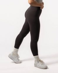 Damskie legginsy 7/8 na jogę i pilates, bez przedniego szwu – czekoladowy. Brązowe legginsy AESTHETIC WOLF, bez wzorów, z dzianiny. Za 149.99 zł.