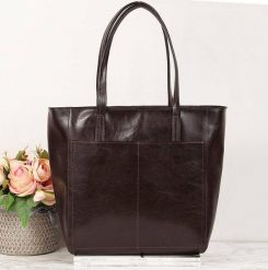 Skórzana czekoladowa torebka DAN-A T395. Brązowe torebki klasyczne DAN-A, bez wzorów, ze skóry, bez dodatków. Za 399.99 zł.