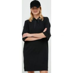 Sisley sukienka kolor czarny mini oversize. Czarne sukienki Sisley, bez wzorów, z dzianiny, bez kołnierzyka, bez ramiączek, mini, oversize. Za 399.99 zł.