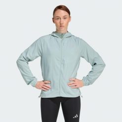 Kurtka adi365 Running Essentials. Zielone kurtki adidas, bez wzorów, z tkaniny, bez kaptura. Za 299.00 zł.