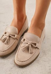 Beżowe Mokasyny z Imitacji Zamszu z Aplikacją w Kształcie Kokardy z Frędzlami Edea. Brązowe mokasyny Renee, z aplikacjami, z jeansu. Za 99.99 zł.
