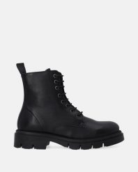 CZARNE SKÓRZANE BOTKI DAMSKIE L049LEBLOBB093. Czarne botki Venezia, bez wzorów, ze skóry, bez obcasa, bez zapięcia. Za 279.00 zł.